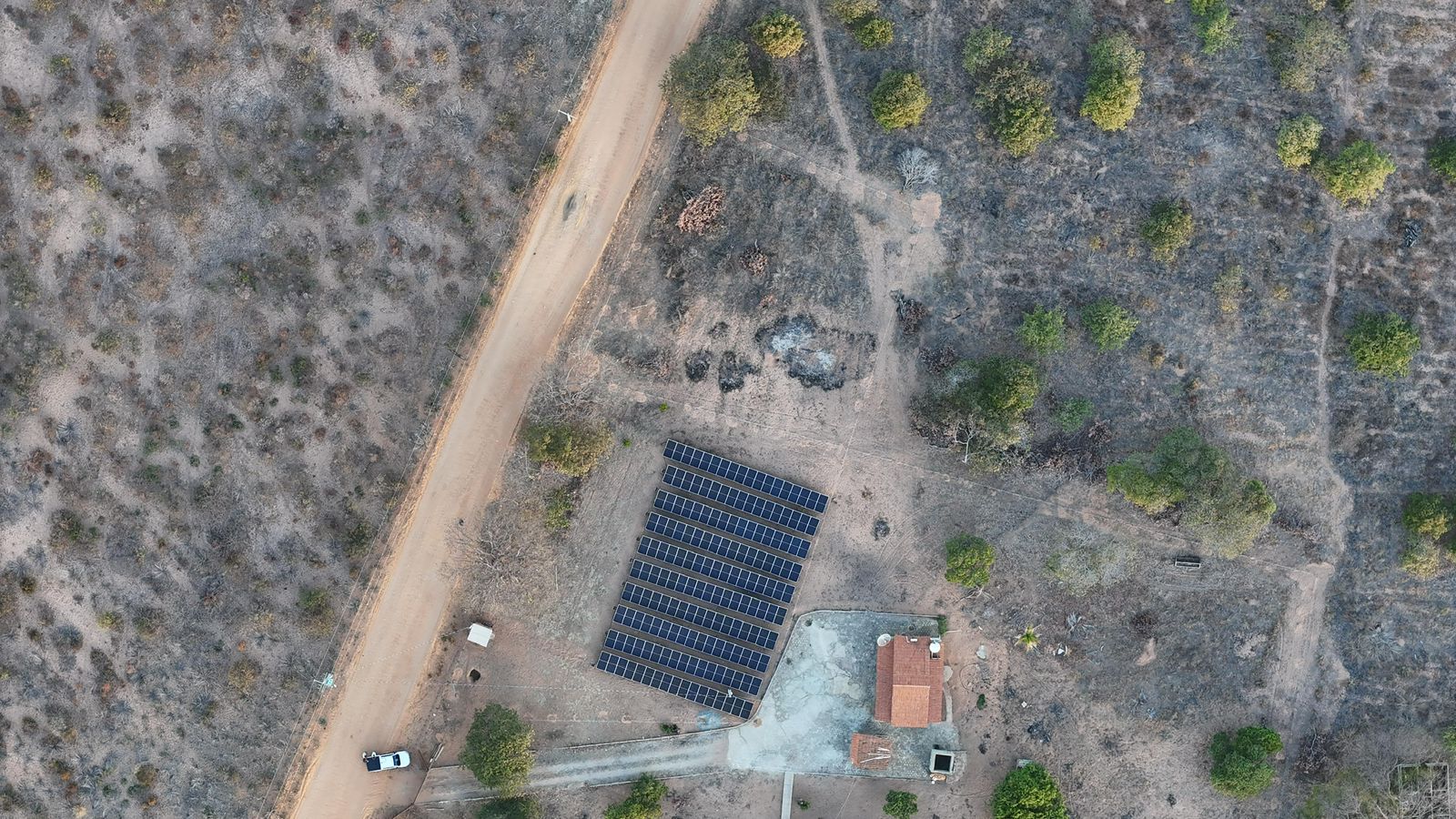 Vista aérea de instalação de energia solar no Vale